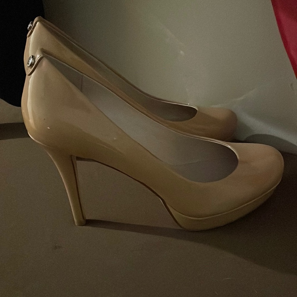 Like new Michael Kors tan heels 6.5